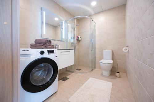 塔林New apartment in Haabersti的一间带洗衣机和卫生间的浴室