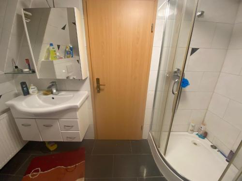 阿伦1 Zimmer mit Bad und Küche in Aalen的带淋浴和盥洗盆的浴室