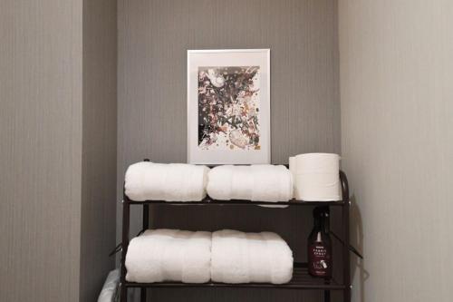 东京Hotel Tokyo Hub - Vacation STAY 27674v的浴室架子上的一大堆毛巾