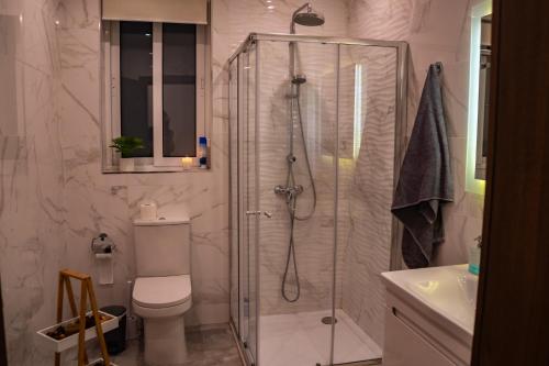 比尔基卡拉Designer 3 Bedroom / Bathroom Apartment in Swatar.的带淋浴、卫生间和盥洗盆的浴室