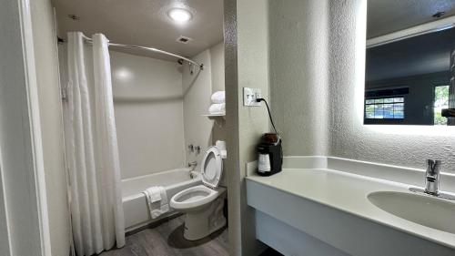 维斯塔Days Inn by Wyndham San Diego Vista的一间带卫生间和水槽的浴室