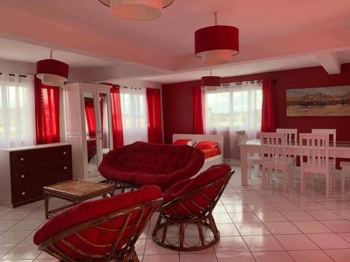 塔那那利佛Appartements Andrian Location的客厅配有红色的沙发和椅子