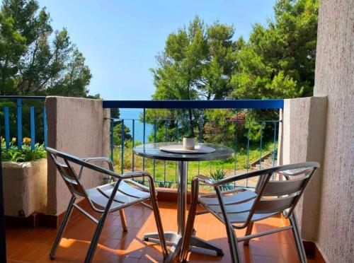 乌尔齐尼CORPUS A - Hotel Albatros的美景阳台配有桌椅