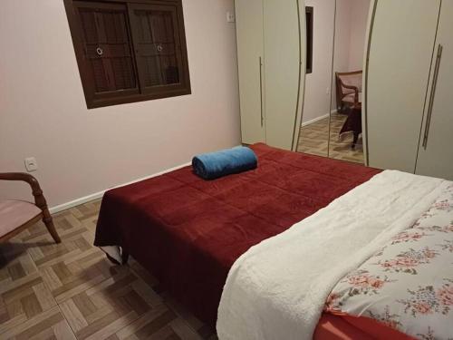 卡内拉Casa na Serra Gaucha Canela的一间卧室配有一张带蓝色枕头的床