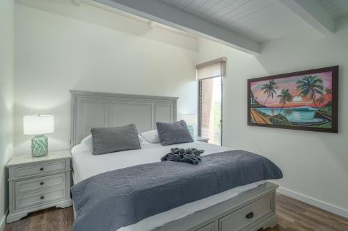 怀卢库401 Maalaea Banyans的白色的卧室设有床和窗户