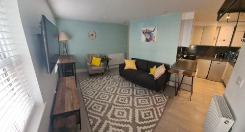 伦敦2 bed Home From Home Apartments的带沙发的客厅和厨房