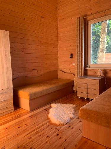 PociūnaiPociunai relax house的小木屋内的一个床位