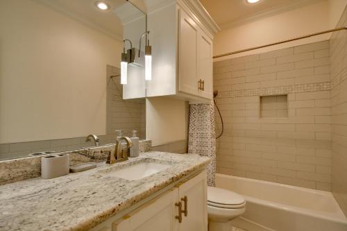 阿马里洛Spacious Amarillo Home 6 Mi to Downtown!的浴室配有盥洗盆、卫生间和浴缸。
