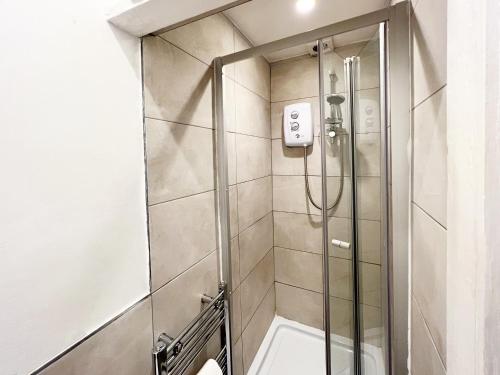 NorburyNorbury House - Apartment 1A的浴室里设有玻璃门淋浴