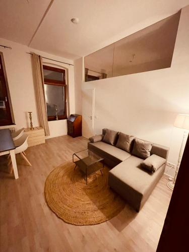 科隆Retro Appartement im Herzen von Köln Deutz的带沙发和地毯的客厅