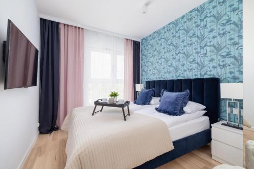 克拉科夫Vetulaniego Apartment with Air Conditioning & Parking by Renters Prestige的一间卧室设有两张床和蓝色的墙壁