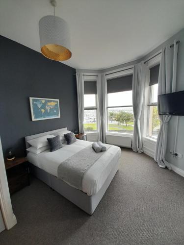 班戈北爱尔兰阿斯塔拉旅馆的一间卧室设有一张大床和窗户。