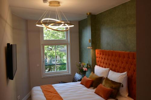 阿姆斯特丹The IF Boutique hotel的一间卧室设有一张大床和一个窗户。
