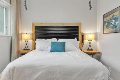 安克雷奇Highliner Hotel- King Suite #111 Hotel Room的一间卧室配有一张带两盏灯的大型白色床。