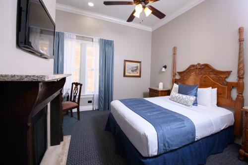 圣地亚哥霍顿大酒店的配有一张床和一台平面电视的酒店客房