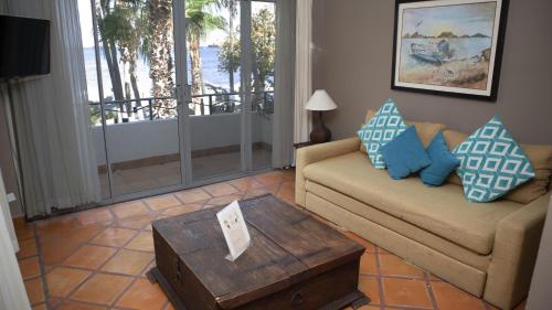 拉巴斯La Concha Beach Hotel & Club的带沙发和咖啡桌的客厅