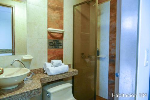 波哥大Hostel Heroes的浴室配有卫生间、盥洗盆和淋浴。
