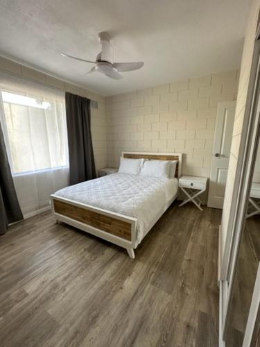 杰拉尔顿Harbour View 49 Urch Street Unit 8的一间卧室配有一张床和吊扇