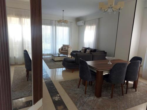 十月六日城Villa X15-11 Grand Heights的客厅配有桌子和沙发