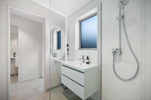 弗兰克顿Queenstown Hot Tub Apartment的带淋浴和盥洗盆的白色浴室