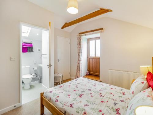 LlancarvanThe Gallops的一间卧室设有一张床和一间浴室。