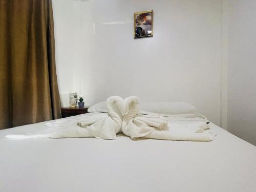 莫阿尔博阿Dolce Vita Resort的一张白色的床,上面有一堆毛巾