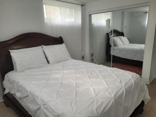 加蒂诺Sheena palace的卧室配有一张白色大床和镜子