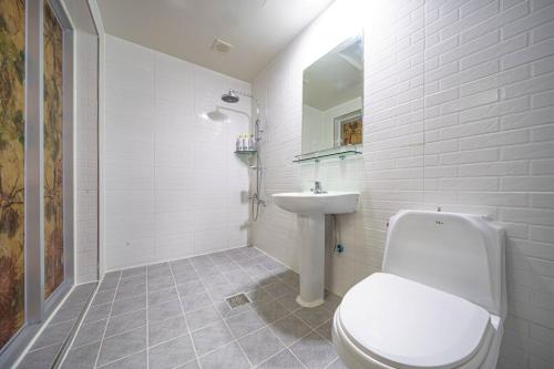 群山市Sugar Motel的白色的浴室设有卫生间和水槽。