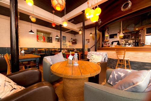 弗莱恩索普博格霍尔国际青年旅舍的餐厅配有木桌和椅子