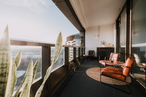 悉尼Twilight Olympic Park 2x King-beds Lux Apt的从带桌椅的大楼顶层欣赏美景