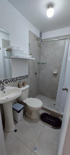 利马Moderno departamento de 03 habitaciones的浴室配有卫生间、盥洗盆和淋浴。