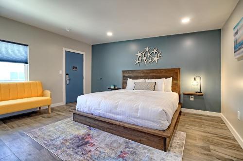 文图拉怀特凯普汽车旅馆的一间卧室配有一张大床和一张黄色的沙发