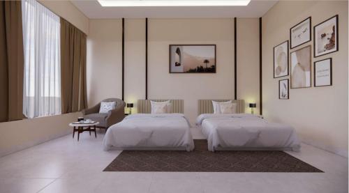 班加罗尔Vrishi Inn的酒店客房,配有两张床和椅子