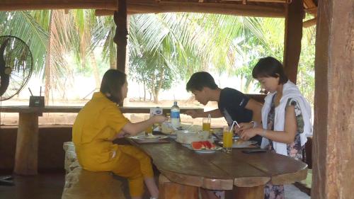 卡特勒格默Yala Big Game Drive with Heina Eco Team (3 Day 2 Night)的三个女人坐在餐桌上吃着食物
