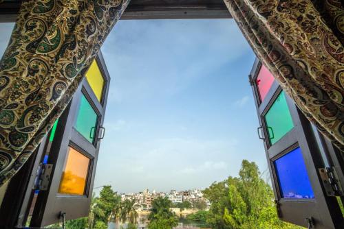 乌代浦Soham Haveli Udaipur的从大楼的窗户上可欣赏到风景