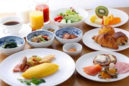 福冈福冈大仓饭店的餐桌,盘子上放着食物和碗