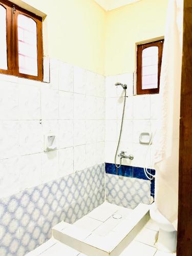 MaziziniNakupenda的带淋浴和卫生间的浴室