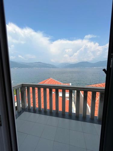 蒂瓦特Casa Brilla的从船上的阳台可欣赏到海景