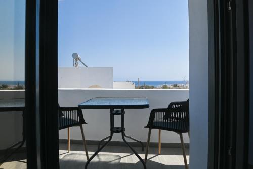 莫诺利索斯Villa Eleana的海景阳台上的桌椅