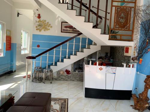 惹岛Thanh Tran Guesthouse Lý Sơn的楼梯间,客厅的楼梯