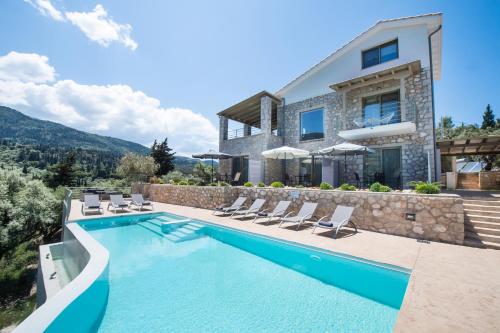 阿约斯尼奇塔斯Mylos Mountain Villas- Villa Giorgio的一座带游泳池和房子的别墅