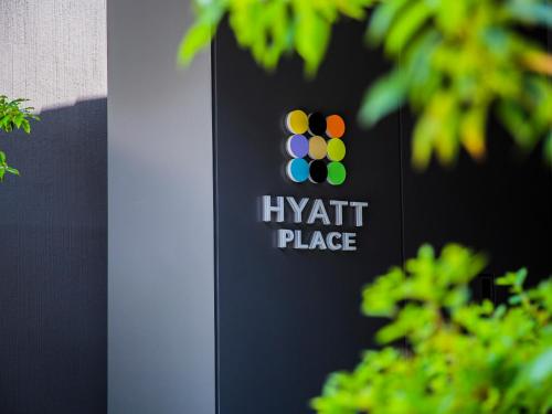 京都Hyatt Place Kyoto的建筑物一侧的防暴标志