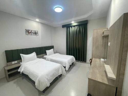 麦加ديار المشاعر للشقق المخدومة Diyar Al Mashaer For Serviced Apartments的酒店客房设有两张床和窗户。