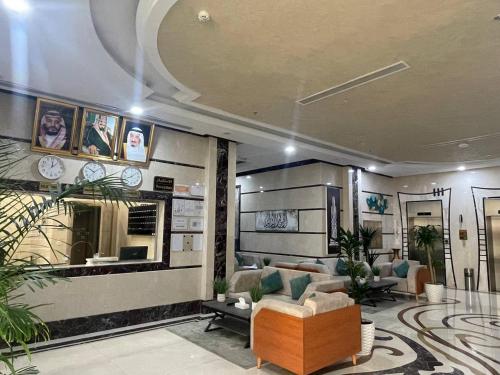 麦加ديار المشاعر للشقق المخدومة Diyar Al Mashaer For Serviced Apartments的带沙发和镜子的客厅