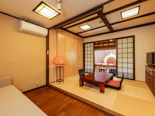 阿苏市AsoTsuruya的一间设有床铺和桌子的房间