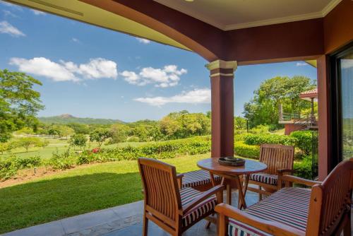 普拉卡海尔Bougainvillea 5102 Luxury Apartment - Reserva Conchal的庭院设有桌椅,享有庭院的景色