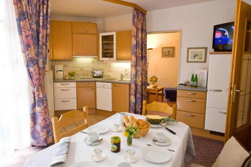 巴特霍夫加施泰因Sonnhof-Christianhof, Appartement的厨房配有带白色桌布的桌子