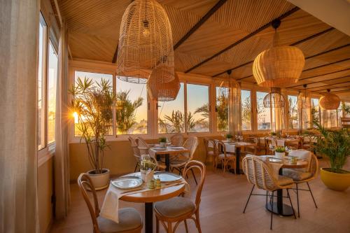 开罗New President Hotel Cairo的餐厅设有桌椅和窗户。