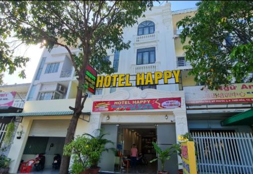 Bến CátHappy 2 Hotel Bình Dương的上面有酒店快乐标志的建筑