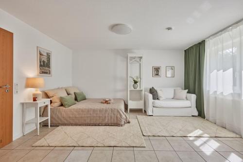 布亨NEW-Mona - idyllisches Örtchen的客厅配有床和沙发